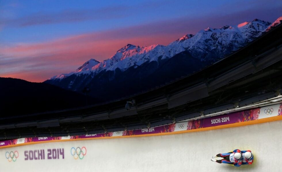 Una pareja de lugers bajan a toda velocidad por el tubo de hielo en los Juegos Olímpicos de Sochi 2014