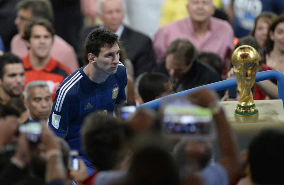 Lionel Messi pasa al lado de la copa tras perder la final del Mundial de Brasil 2014