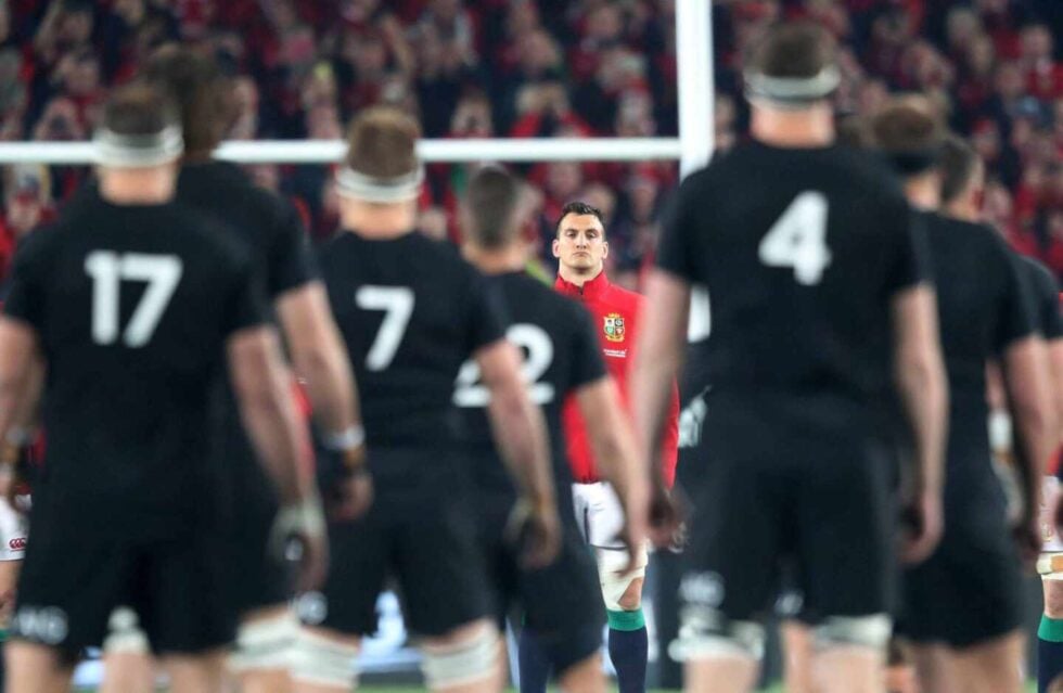 El jugador de Gales Sam Warburton observa a los neozelandeses realizar una hacka durante un partido en 2017