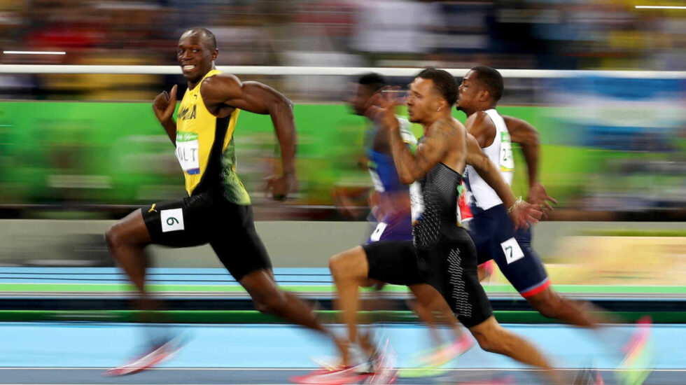 Usain Bolt sonríe a la cámara durante la final de los 100 metros de los Juegos Olímpicos de Río 2016