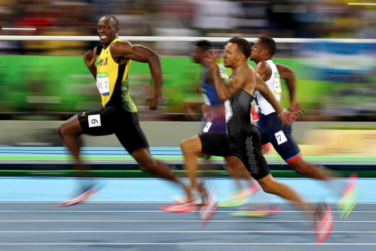 Usain Bolt sonríe a la cámara durante la final de los 100 metros de los Juegos Olímpicos de Río 2016