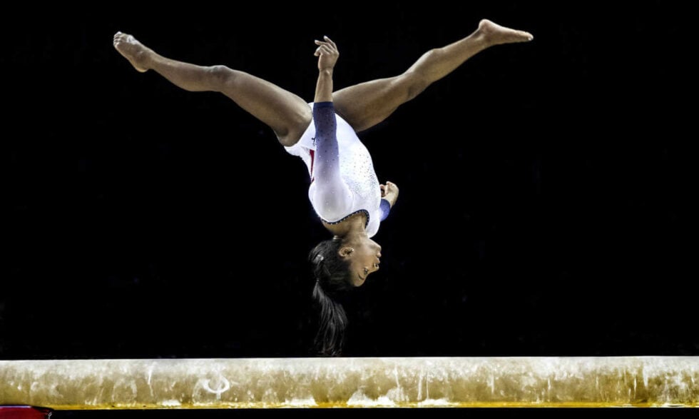 La gimnasta estadounidense Simone Biles, durante un ejercicio en el año 2019