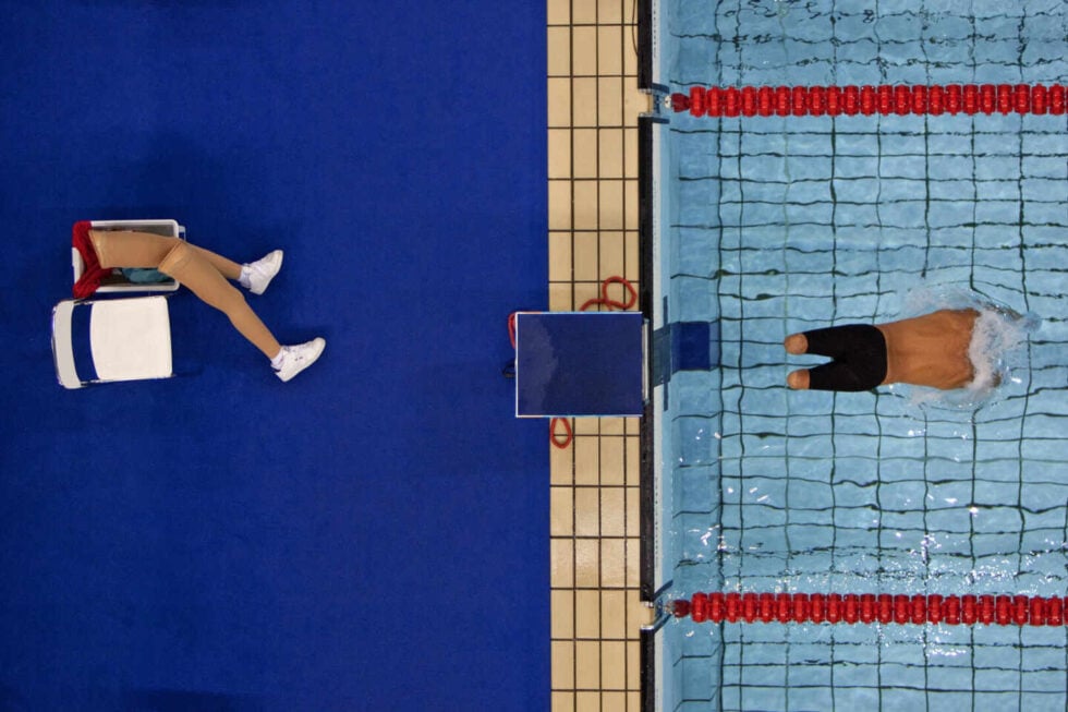 Un nadador paralímpico, en el momento de lanzarse al agua en los Juegos de Atenas 2004