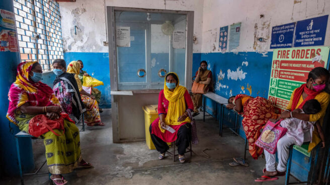 La OMC debate suprimir las patentes de la vacuna frente a la Covid con la oposición de la UE Mujeres esperan para recibir una vacuna contra el Covid-19 en Barasat, India.