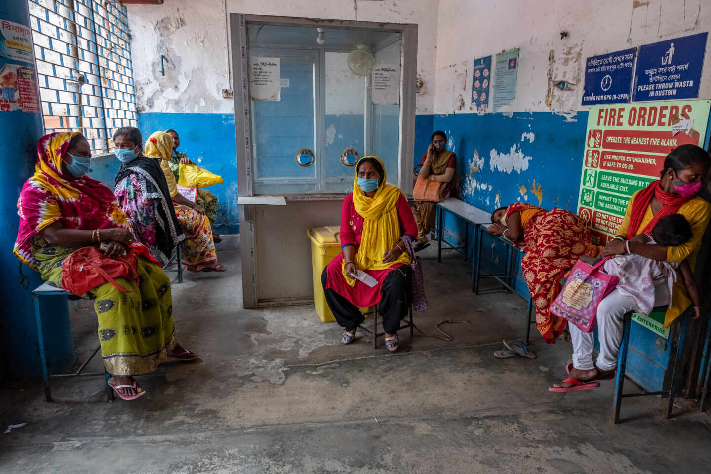 Mujeres esperan para recibir una vacuna contra el Covid-19 en Barasat, India.