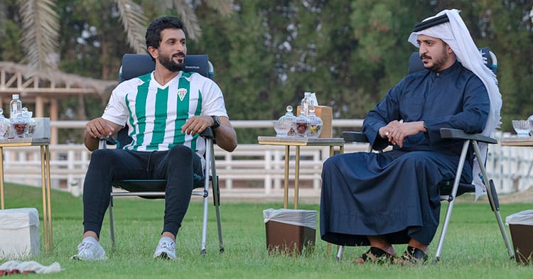 El príncipe Nasser bin Hamad Al Jalifa, de Bahréin, con una camiseta del Córdoba CF