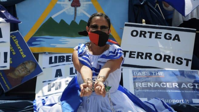 La activista Carolina Sédiles ante la sede de la OEA en Washington