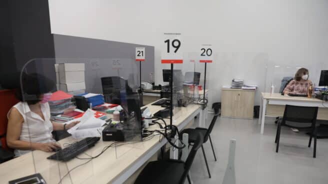 El Banco de España pronostica que el paro será menor en 2022 que antes de la pandemia Trabajadoras en una oficina de empleo.