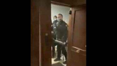 La Audiencia propone investigar a los policías de la patada en la puerta por "exceso" de autoridad