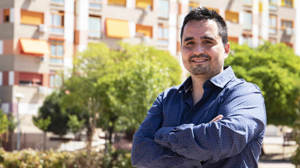 Jorge Dioni López, autor de "La España de las piscinas", posa para El Independiente en el PAU de Alcorcón