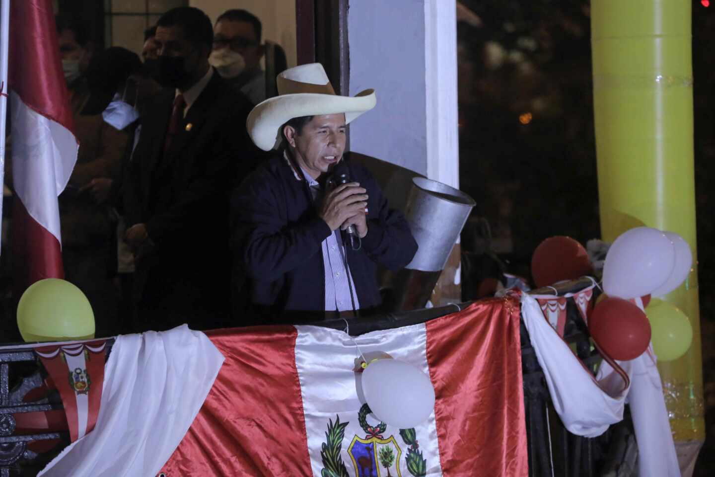 Pedro Castillo se dirige a sus seguidores desde el balcón de la sede de Perú Libre en Lima