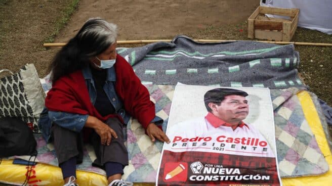 Destino y limitaciones de Pedro Castillo Una partidaria de Castillo, de guardia ante la Junta Electoral Central