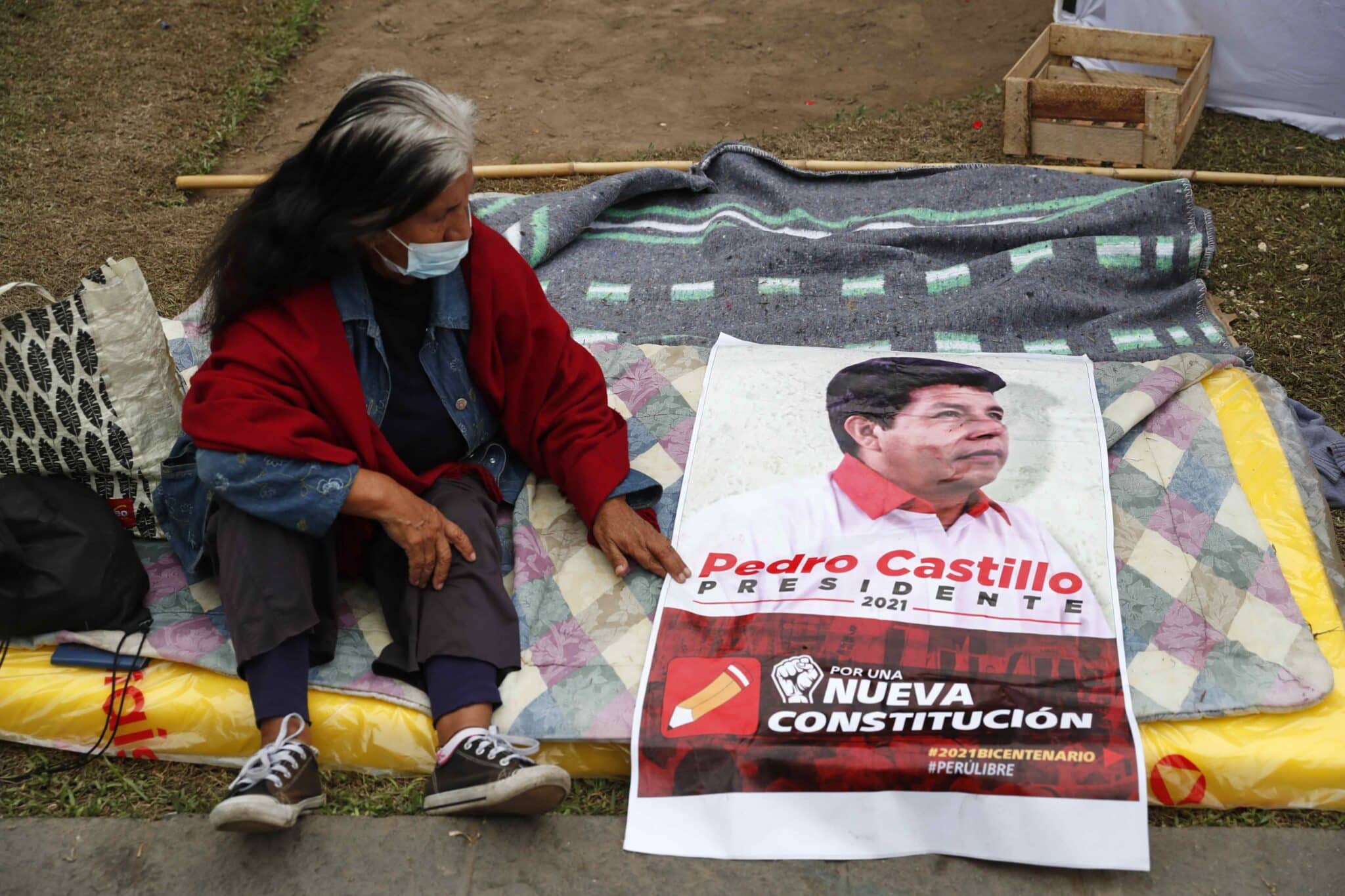 Una partidaria de Castillo, de guardia ante la Junta Electoral Central