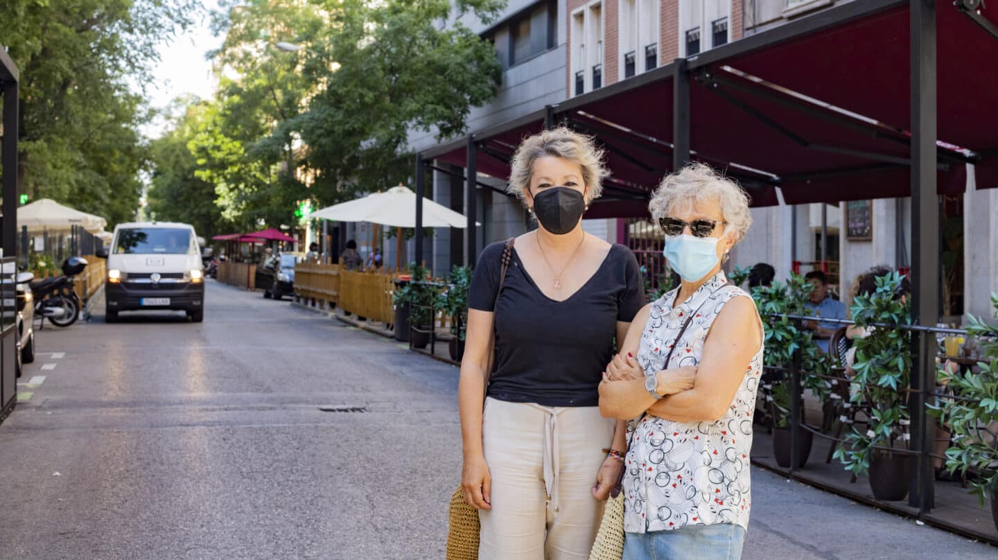 María e Isabel (nombres ficticios) posan en la calle Ponzano delante de varias terrazas)