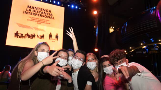 Jóvenes en la Sala Pelícano durante la realización de una prueba piloto de la reapertura del ocio nocturno en Galicia