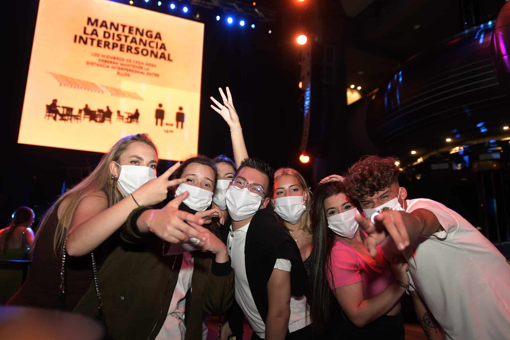 Jóvenes en la Sala Pelícano durante la realización de una prueba piloto de la reapertura del ocio nocturno en Galicia