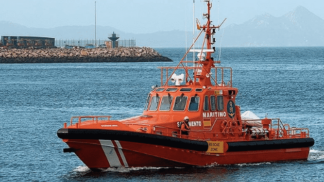 Rescatan a dos inmigrantes que cruzaban el Estrecho a bordo de una piragua