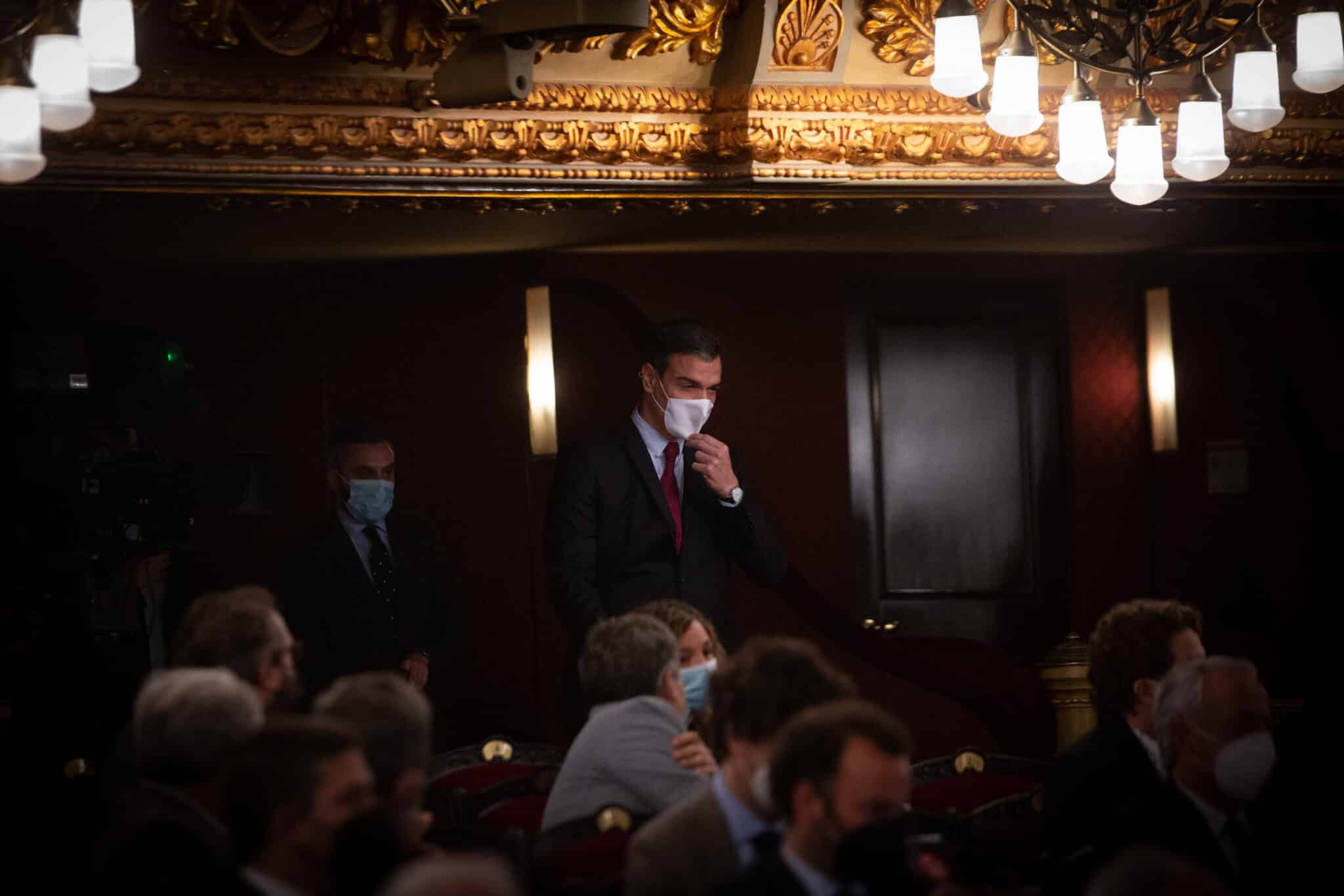 Pedro Sánchez entra en el Liceu de Barcelona.