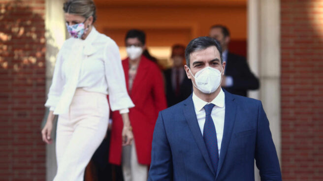 Pedro Sánchez en Moncloa con Yolanda Díaz de fondo