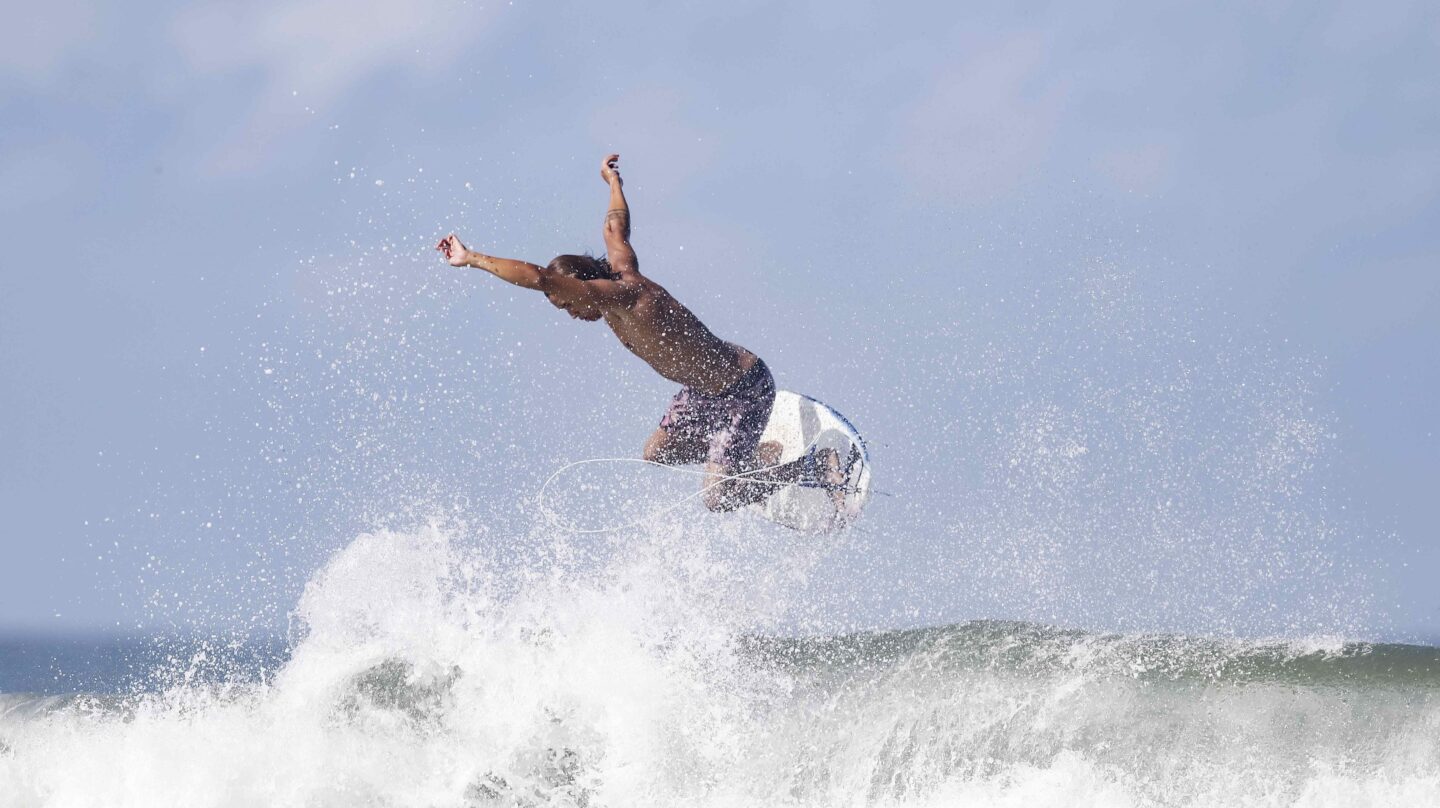 Un surfista salta una ola en Costa Rica