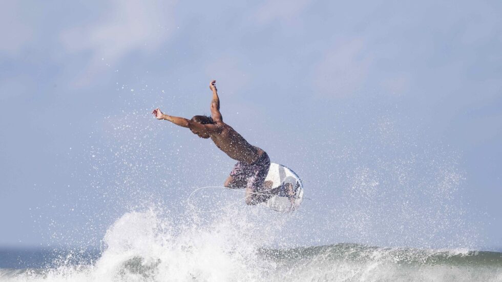 Un surfista salta una ola en Costa Rica