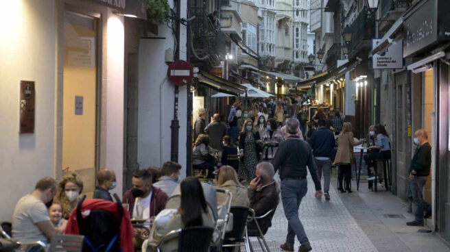 Un tirón del consumo no visto desde 2009 impulsa la recuperación económica Terrazas de bares de A Coruña.