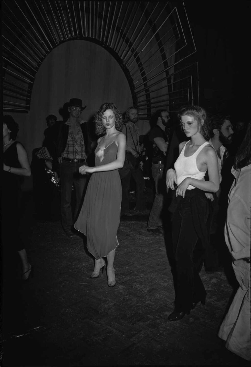 Foto de Tod Papageorge de la mítica Studio 54, New York con gente de fiesta.