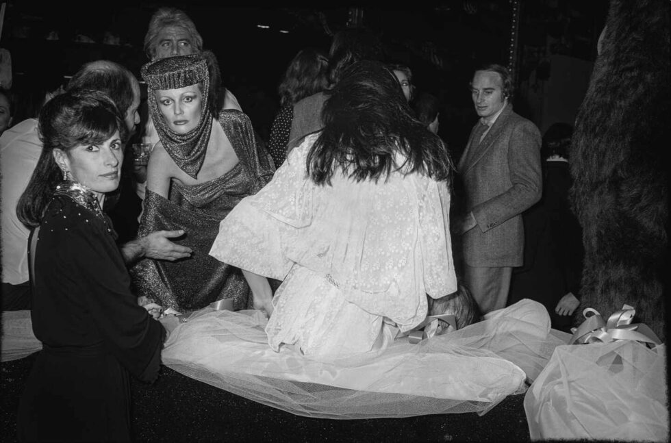 Foto de Tod Papageorge de la mítica Studio 54, New York con gente de fiesta.