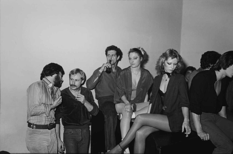 Foto de Tod Papageorge de la mítica Studio 54, New York con gente de fiesta.