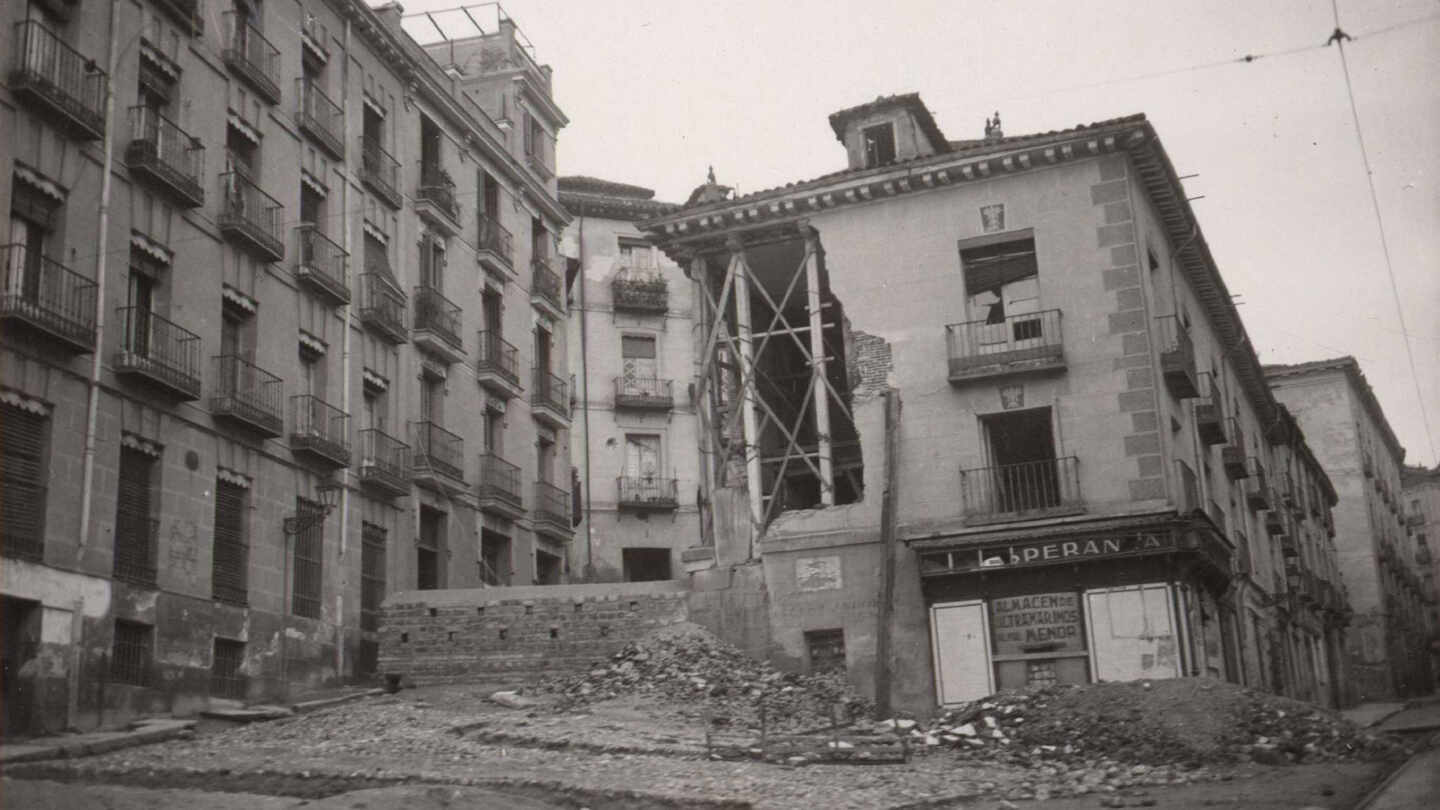 Calle Segovia 16, Madrid, tras el bombardeo de la Guerra Civil