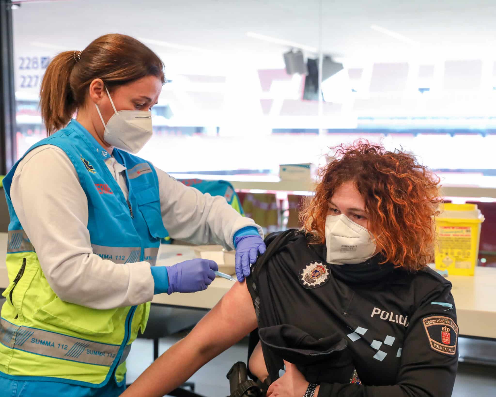 Una sanitaria vacuna a una policía en el Estadio Wanda Metropolitano, en Madrid.