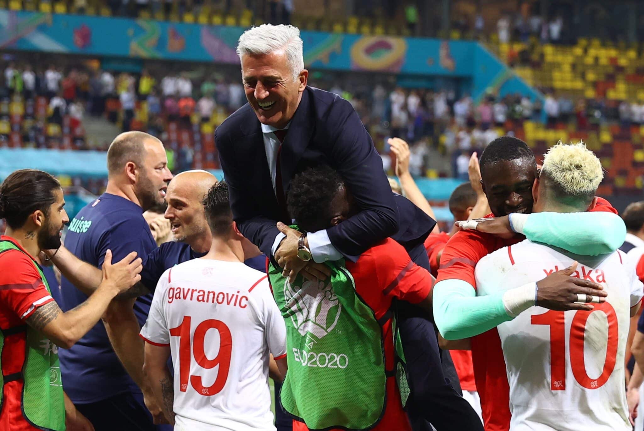 Los jugadores de Suiza mantean al seleccionador Vladimir Petkovic tras la clasificación a los cuartos de final de la Eurocopa