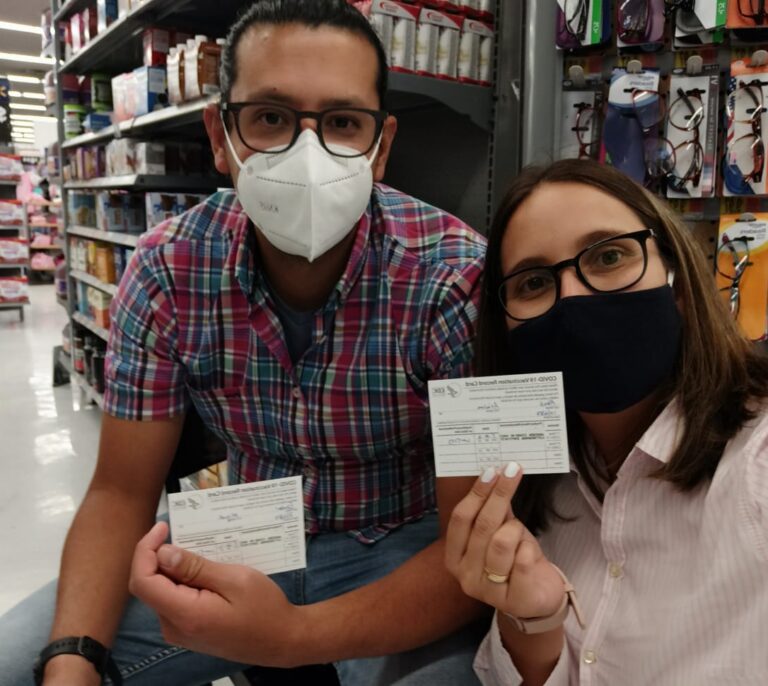 La española que se vacunó en un Walmart para abrazar a su familia este verano