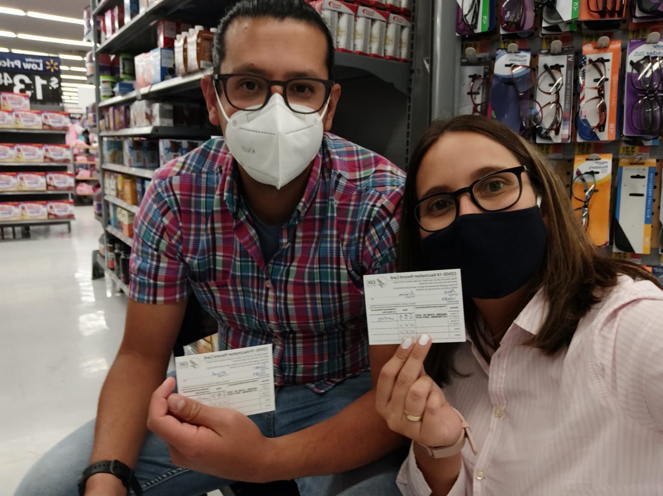 Ariadna y Miguel muestran sus certificados de vacunación.