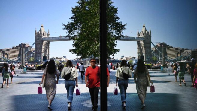 Varios londinenses caminan cerca de Tower Bridge, en la capital de Reino Unido. Varios londinenses caminan cerca de Tower Bridge, en la capital de Reino Unido.