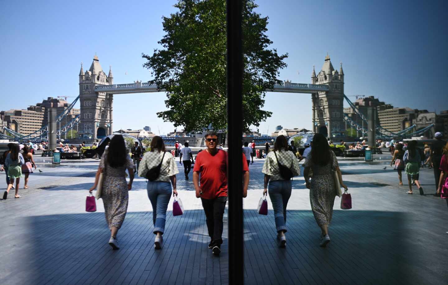 Varios londinenses caminan cerca de Tower Bridge, en la capital de Reino Unido.