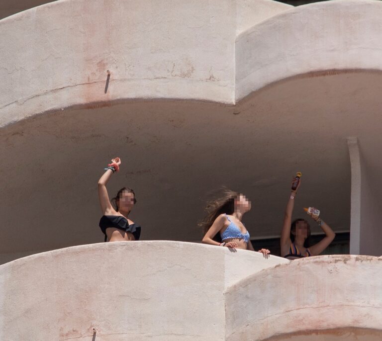 La jueza permite salir de los hoteles de Mallorca a los estudiantes que ya han dado negativo