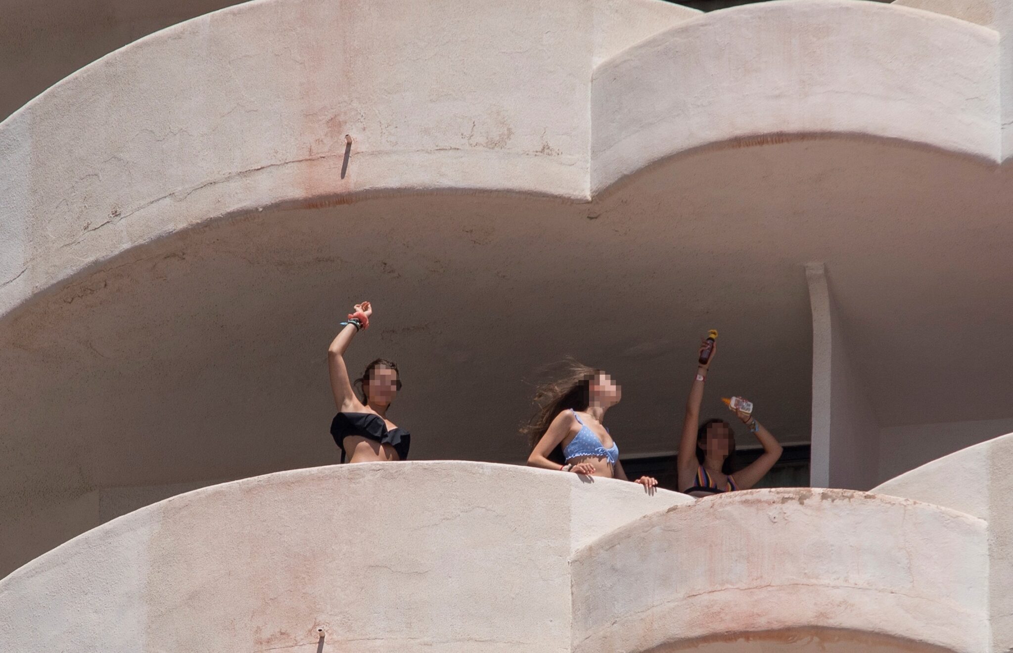 Tres jóvenes en el hotel Covid de Palma de Mallorca.