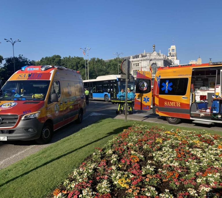 Accidente en Cibeles: una ciclista sufre una caída con traumatismo craneoencefálico
