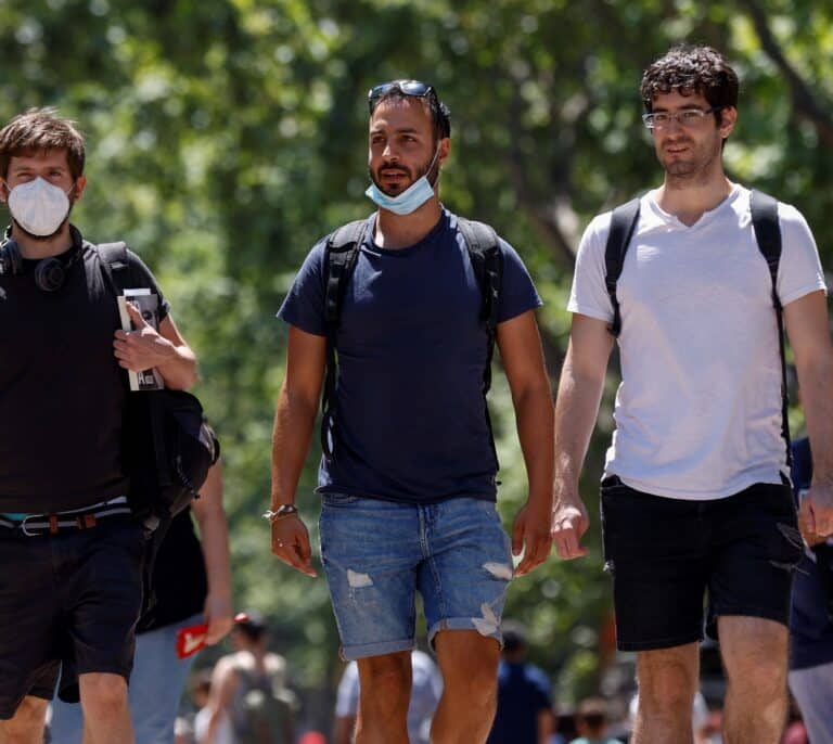 Cataluña abre la vacunación a jóvenes de 16 a 29 años, sin franjas de edad