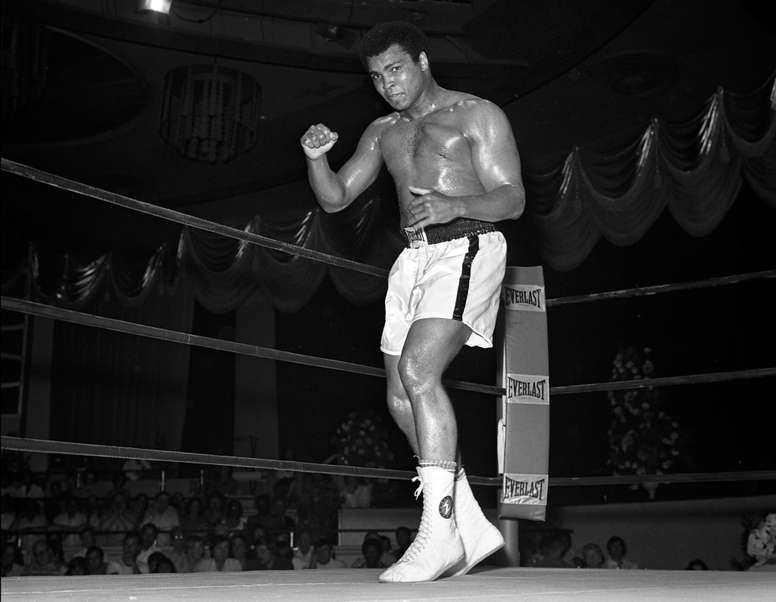 Fotografía tomada el 12 de mayo de 1975 y divulgada por Las Vegas News Bureau (LVNB) en la que se registró al boxeador Mohamed Ali, antes de un combate contra Ron Lyle, en el hotel Tropicana de Las Vegas