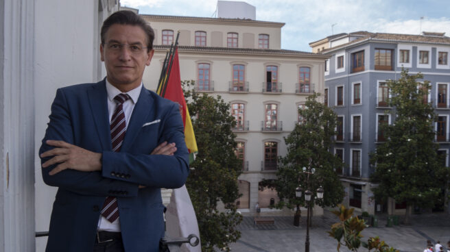 Luis Salvador, alcalde de Granada, en el balcón de la alcaldía, con vistas a la plaza del Carmen