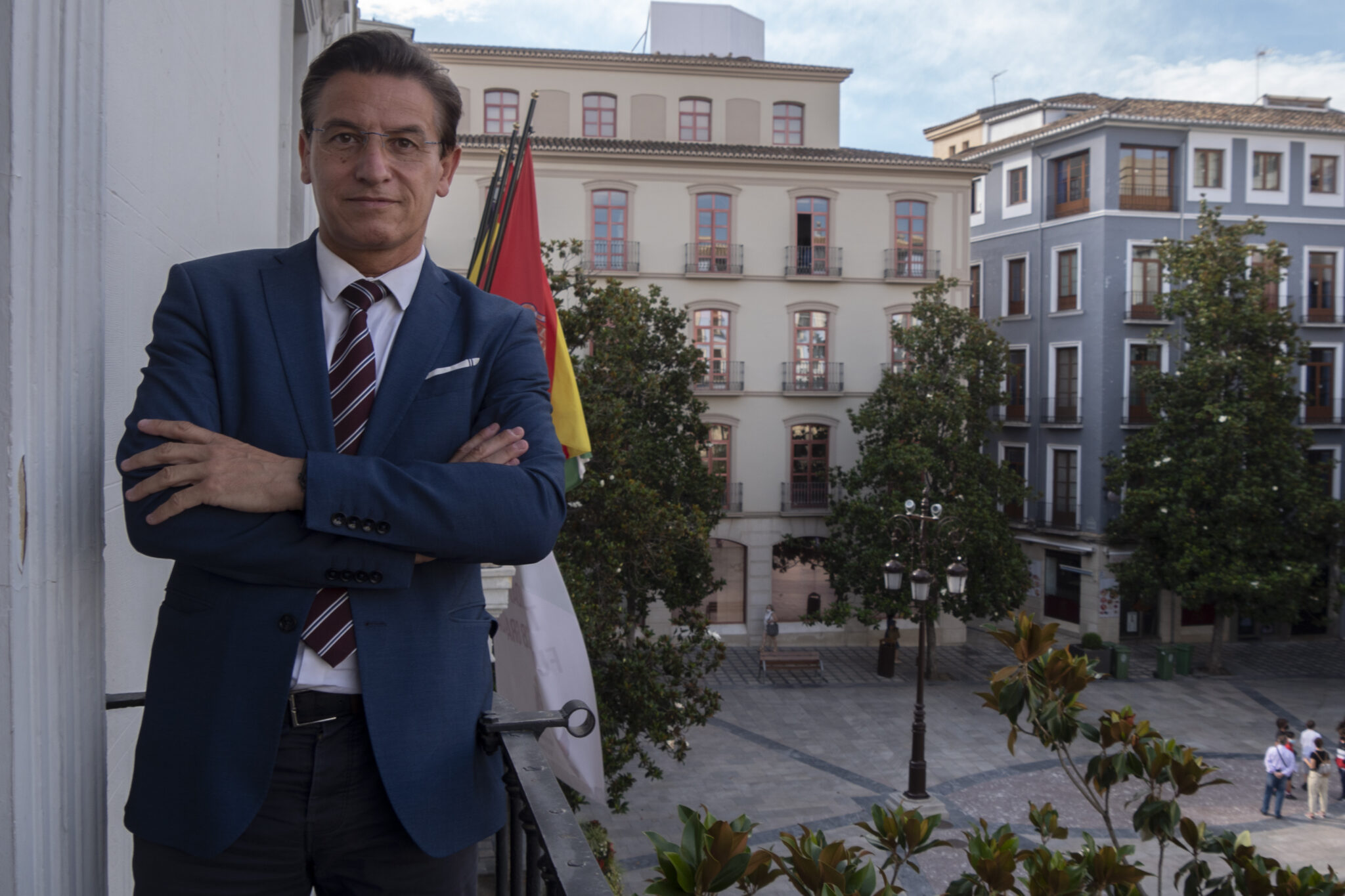 Luis Salvador, alcalde de Granada, en el balcón de la alcaldía, con vistas a la plaza del Carmen