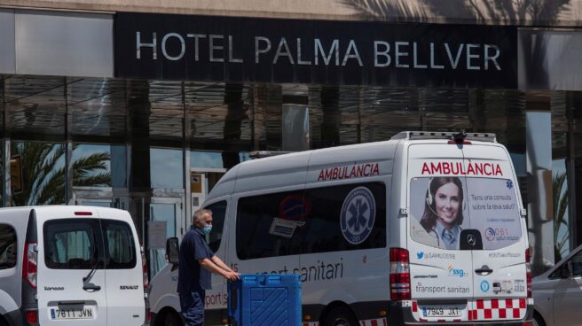 Ambulancia a la puerta del hotel Covid de Mallorca. Ambulancia a la puerta del hotel Covid de Mallorca.