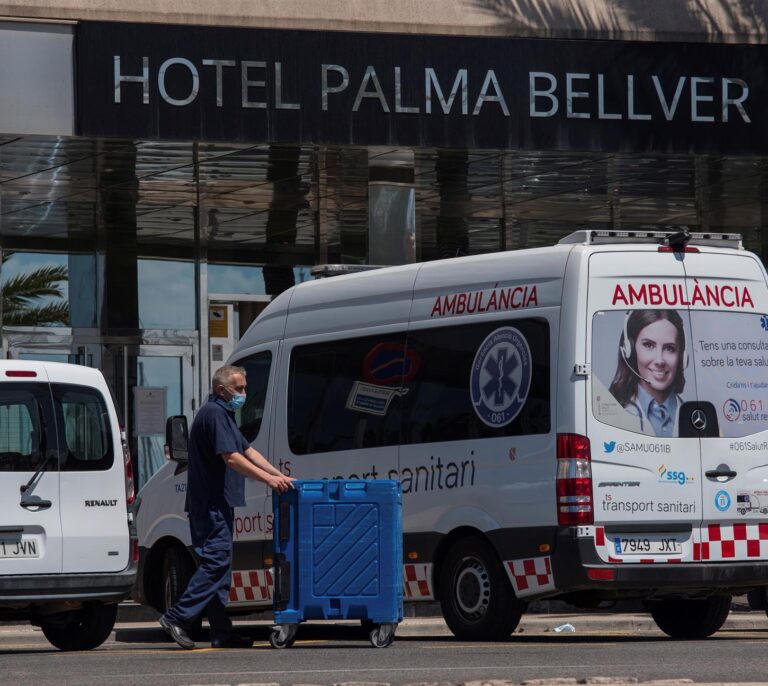 El 57% de los pasajeros de un vuelo procedente de Mallorca da positivo en un cribado en Santiago de Compostela