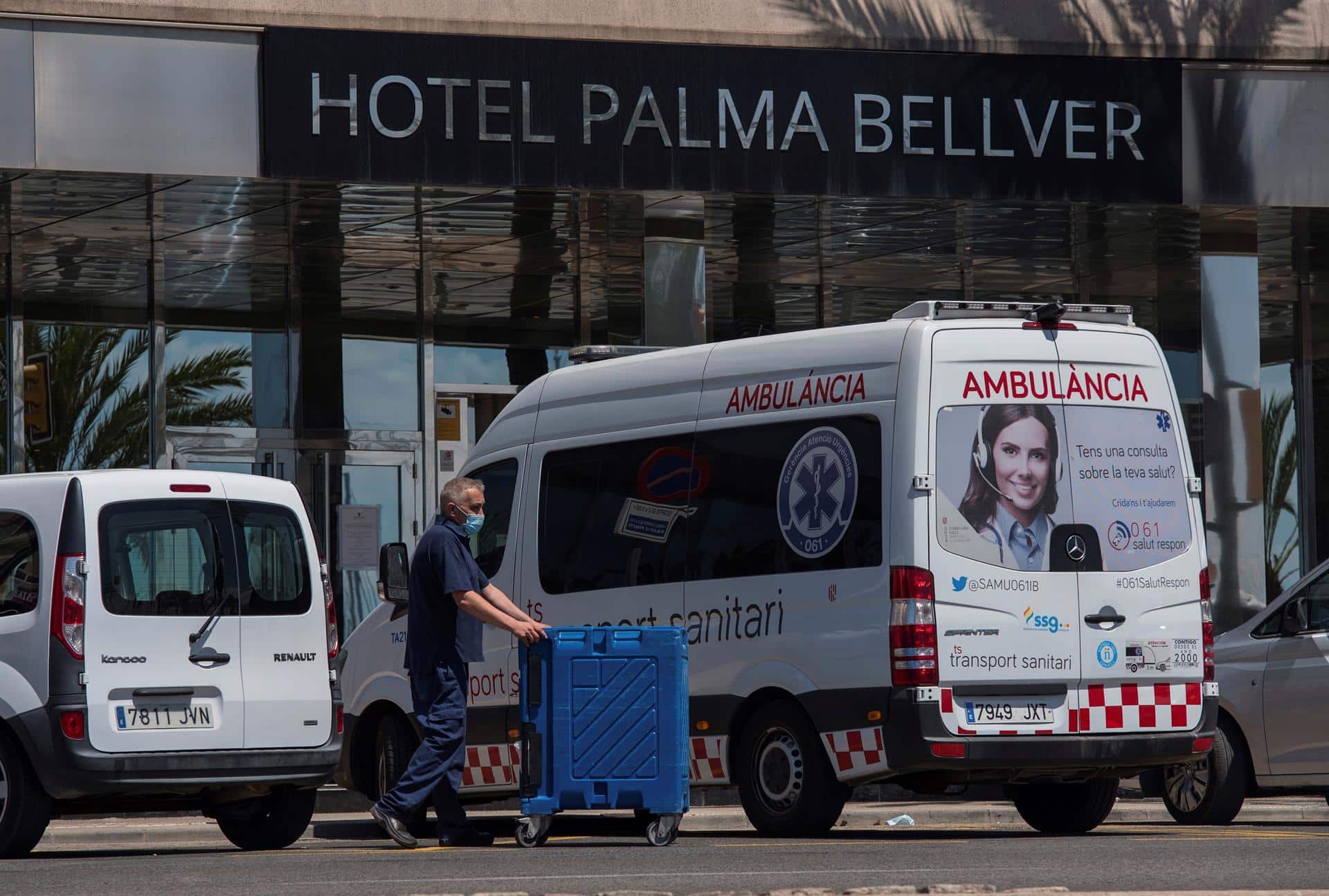 Ambulancia a la puerta del hotel Covid de Mallorca.