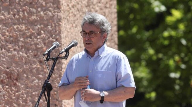 El escritor Andrés Trapiello interviene en la manifestación de Colón contra los indultos. El escritor Andrés Trapiello interviene en la manifestación de Colón contra los indultos.
