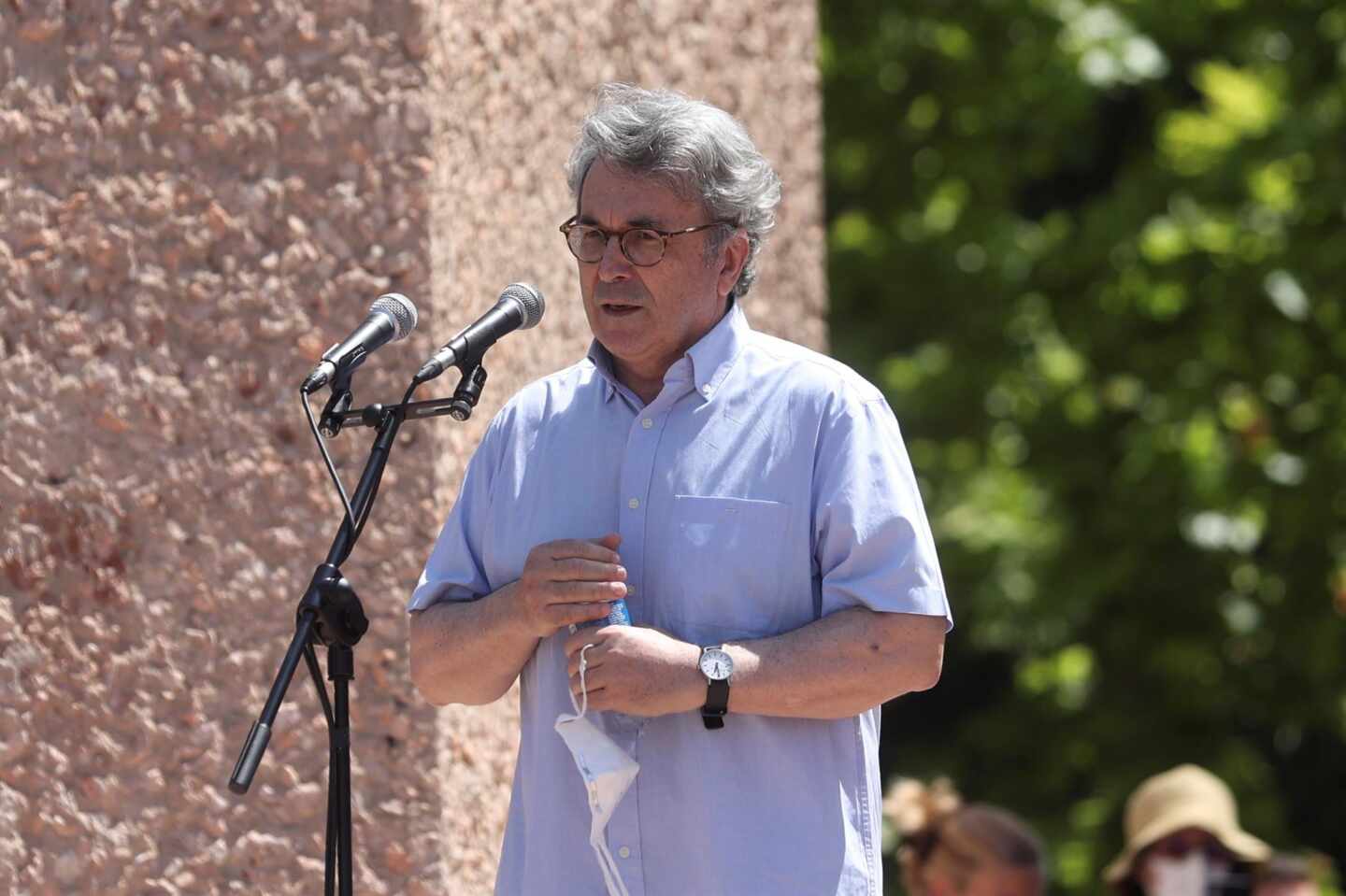 El escritor Andrés Trapiello interviene en la manifestación de Colón contra los indultos.