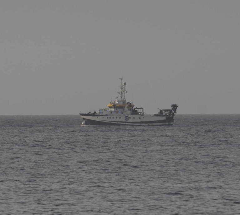El buque Ángeles Alvariño que busca a Anna y a su padre vuelve a puerto tras 13 días de rastreo