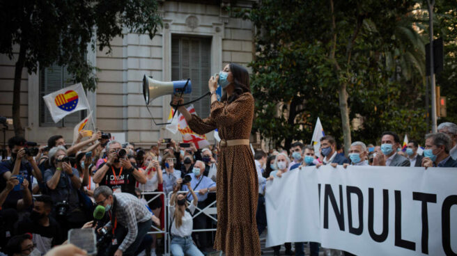 300 personas se manifiestan contra los indultos en Barcelona La líder de Ciudadanos, Inés Arrimadas, durante una concentración convocada por Ciudadanos
